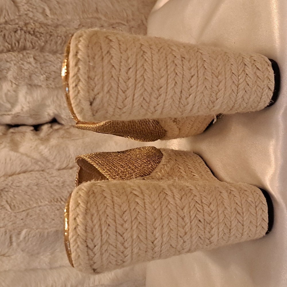 AKIRA G-O-R-G-O-U-S WEDGES - Picture 3 of 4